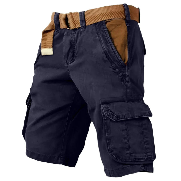 Bakside av herre cargo shorts, detaljerte baklommer og komfortabel løs passform for sommerbruk.