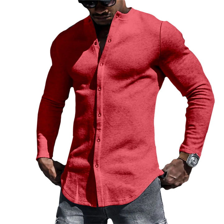 Mann i allsidig, ensfarget herreskjorte, ideell for en tidløs og stilfull hverdag look. Avslappet og komfortabel.