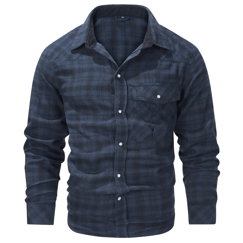 Stilig plaid herreskjorte med lange ermer, gir tidløs komfort og er en perfekt fritidsskjorte.