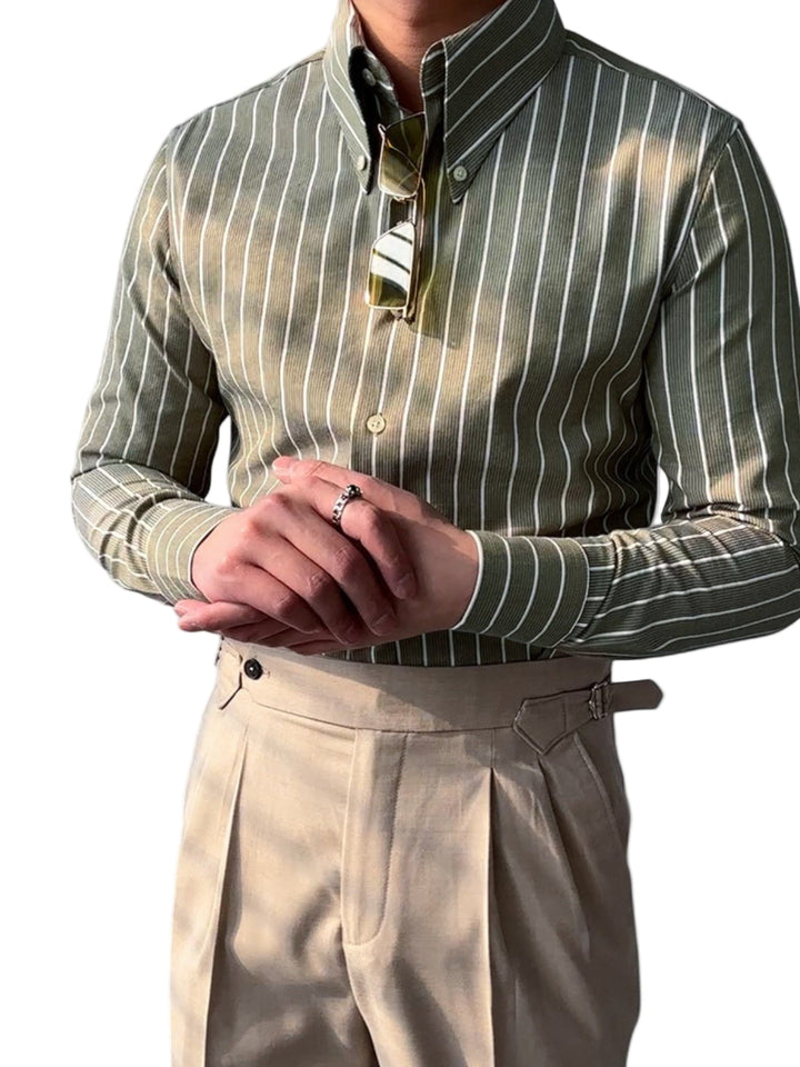 Herreskjorte slim fit med stilrent stripete design, perfekt for et moderne og klassisk utseende.