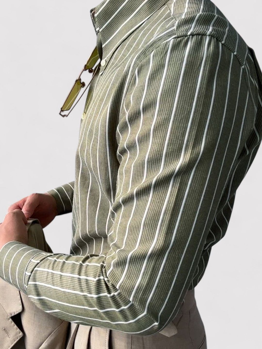 Hvit stripete herreskjorte slim fit for menn. Komfortabel og moderne, passer både formelt og uformelt.