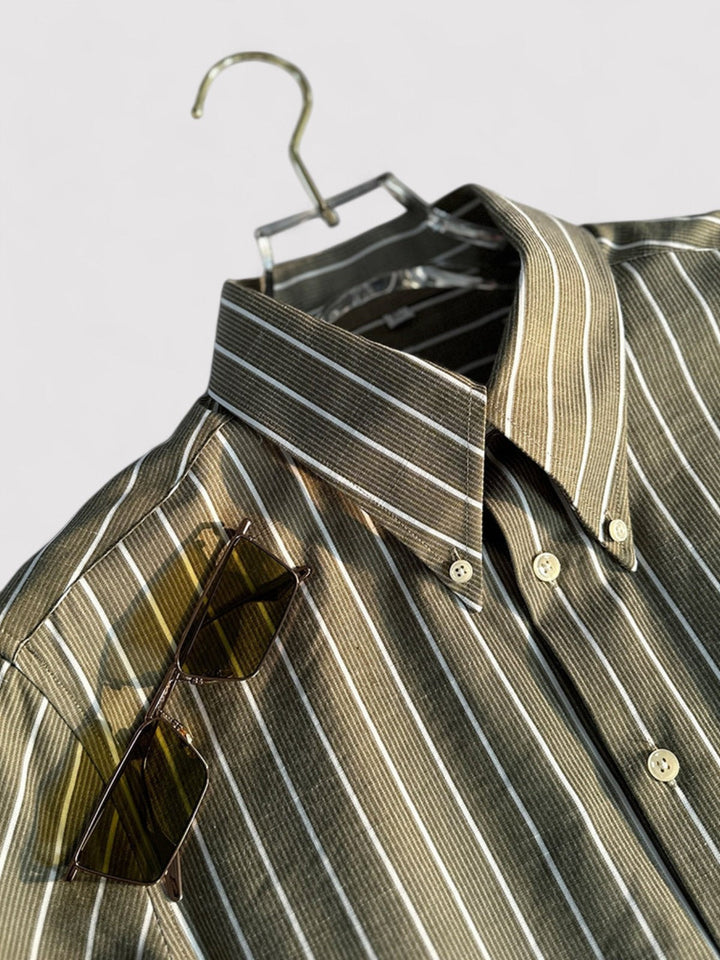 Blå slim fit herreskjorte med tynne striper. Klassisk og moderne stil for enhver anledning.