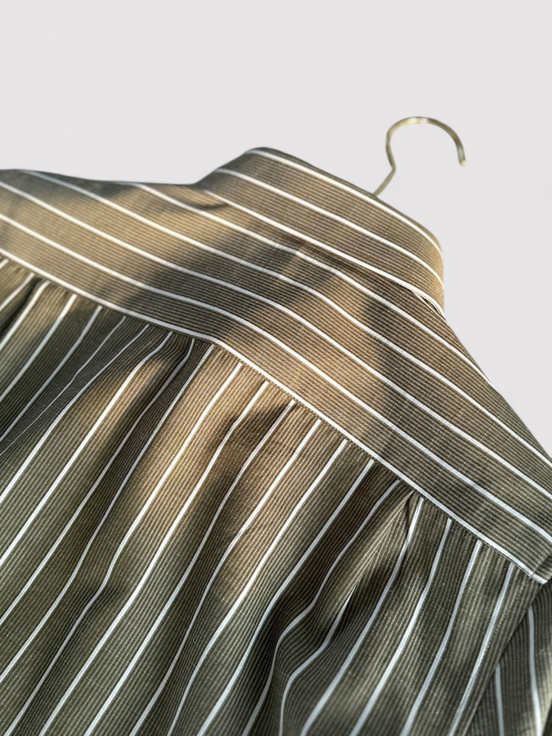 Stilren stripete slim fit herreskjorte. Moderne design for en skarp og profesjonell look.