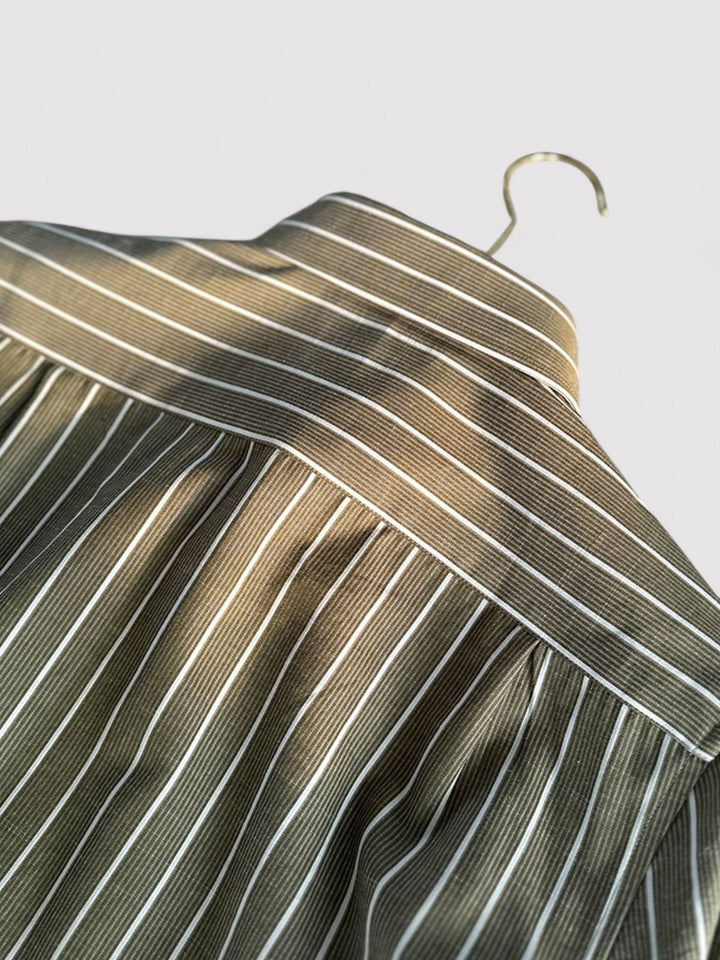 Stilren stripete slim fit herreskjorte. Moderne design for en skarp og profesjonell look.