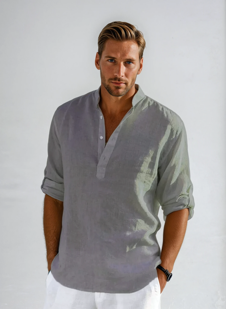 Lyseblå casual herreskjorte, pustende og lettvekt. Tidløs button-up design, perfekt for sommeren.