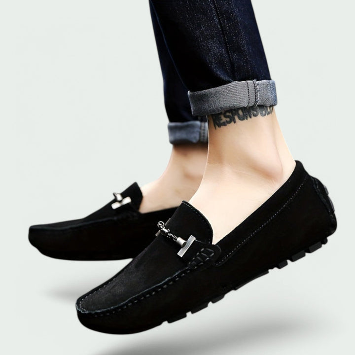 Komfortable slip-on herre moccasins i mykt semsket skinn med solid gummisåle.