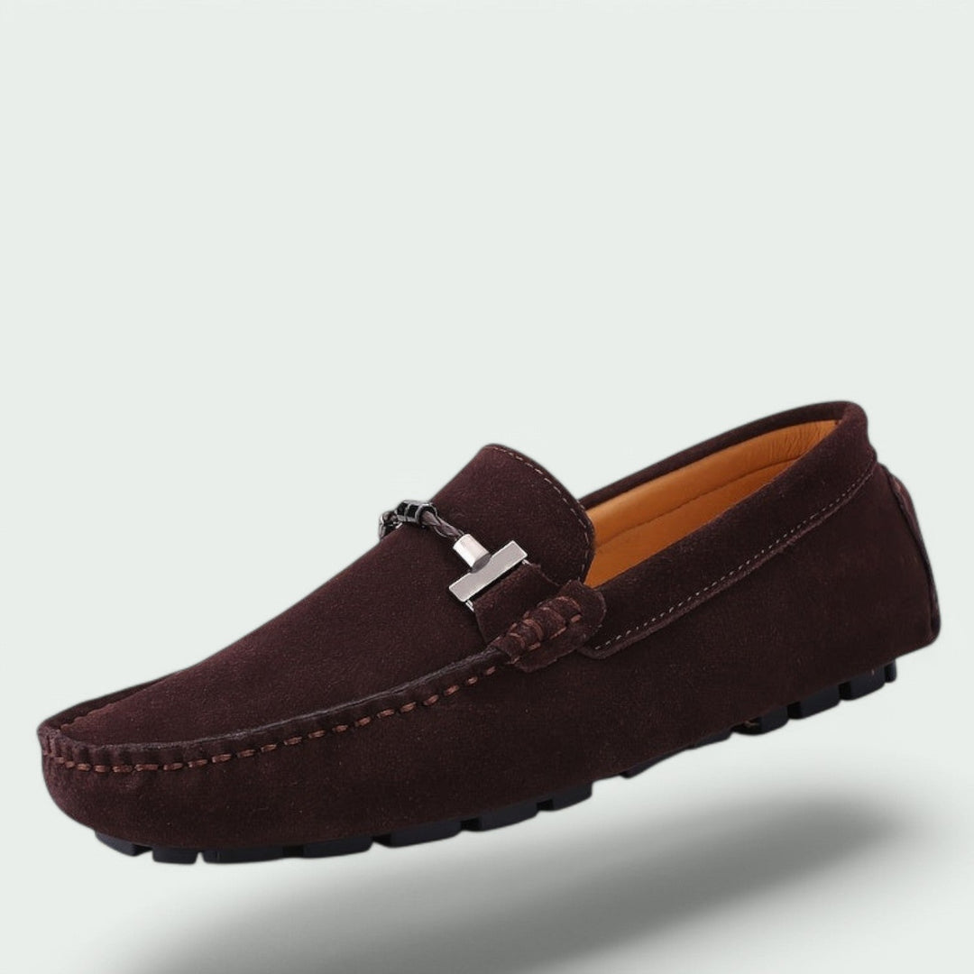 Røde semsket skinn slip-on moccasins for herrer. Stilrene og komfortable sko med gummisåle.