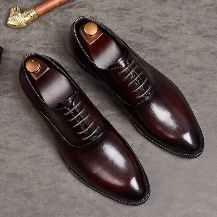 Detalj av klassisk svart Oxford dressko i skinn, viser håndverk og glans. Komfortabel passform.