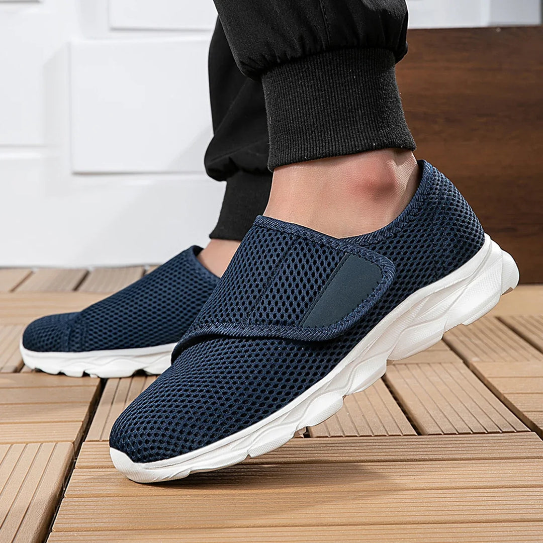 Sideprofil av komfortable herresko for brede føtter, viser ergonomisk design og solid yttersåle.