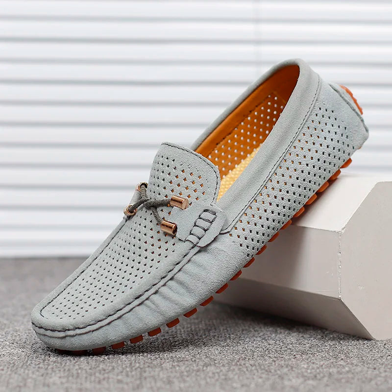 Enkle slip-on herresko, perforerte mokkasiner for rask og komfortabel påkledning. Casual fritidssko.
