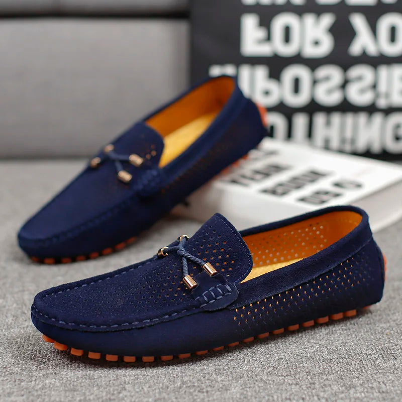 Mann går med stilfulle, perforerte herresko. Komfortable slip-on mokkasiner for casual sommerstil.