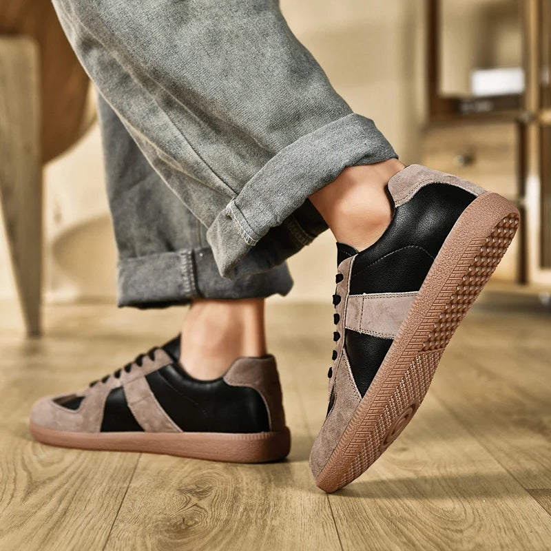 Moderne herresneakers i gråtoner, ideelle som komfortable hverdagssko.
