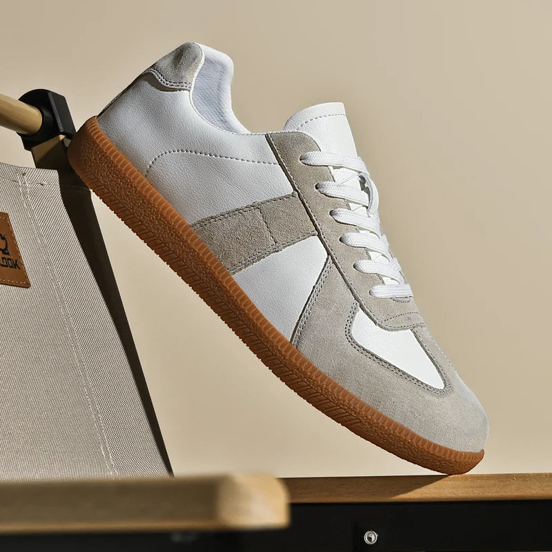 Rene hvite herresneakers; klassisk, komfortabel og allsidig for menn.