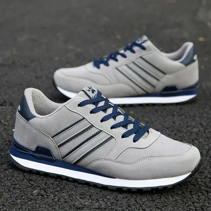 Svarte herresneakers i klassisk stil. Komfortable hverdagssko som passer til alle antrekk for menn.