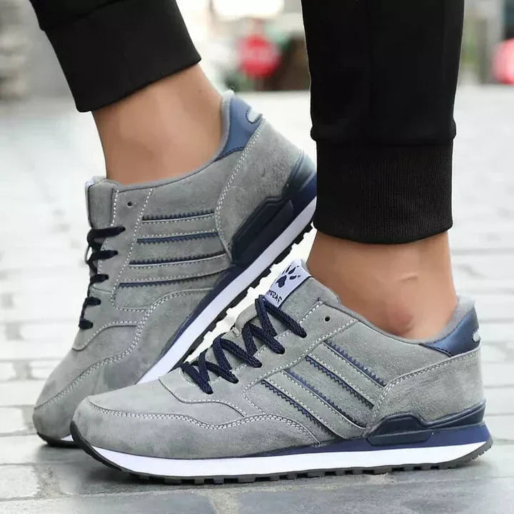 Blå herresneakers for menn. Stilige og komfortable fritidssko i et tidløst design, perfekt til hverdags.