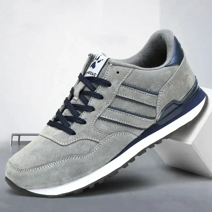 Grå klassiske herresneakers med solid såle og god passform. Perfekte hverdagssko for langvarig komfort.