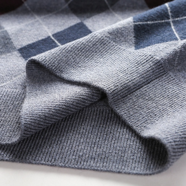 Komfortabel ermeløs herrev-hals sweater/vest, ideell for allsidig lag-på-lag styling i herremote.