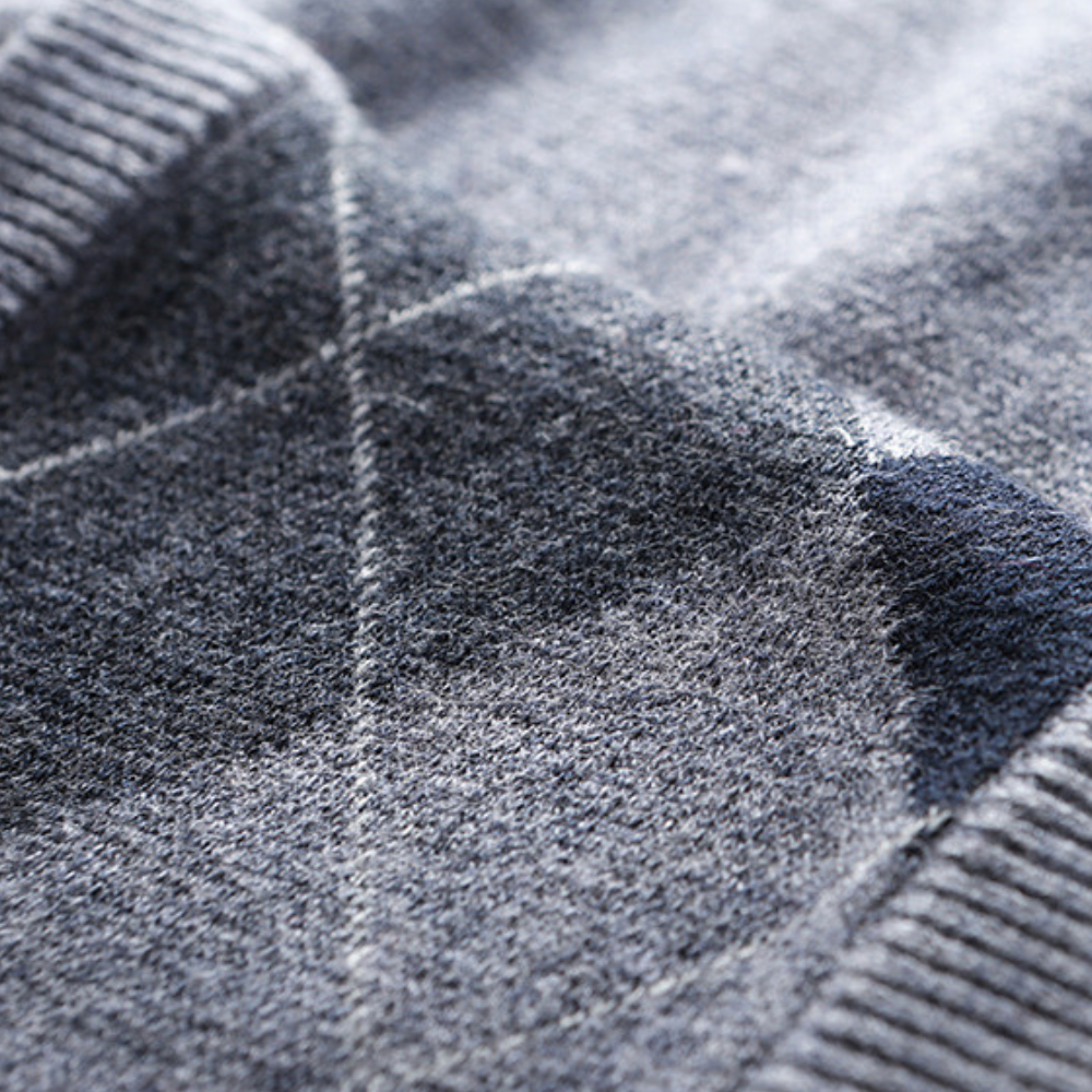 Myk v-hals herresweater uten ermer for lag-på-lag. Essensiell vest for elegant og komfortabel herremote.