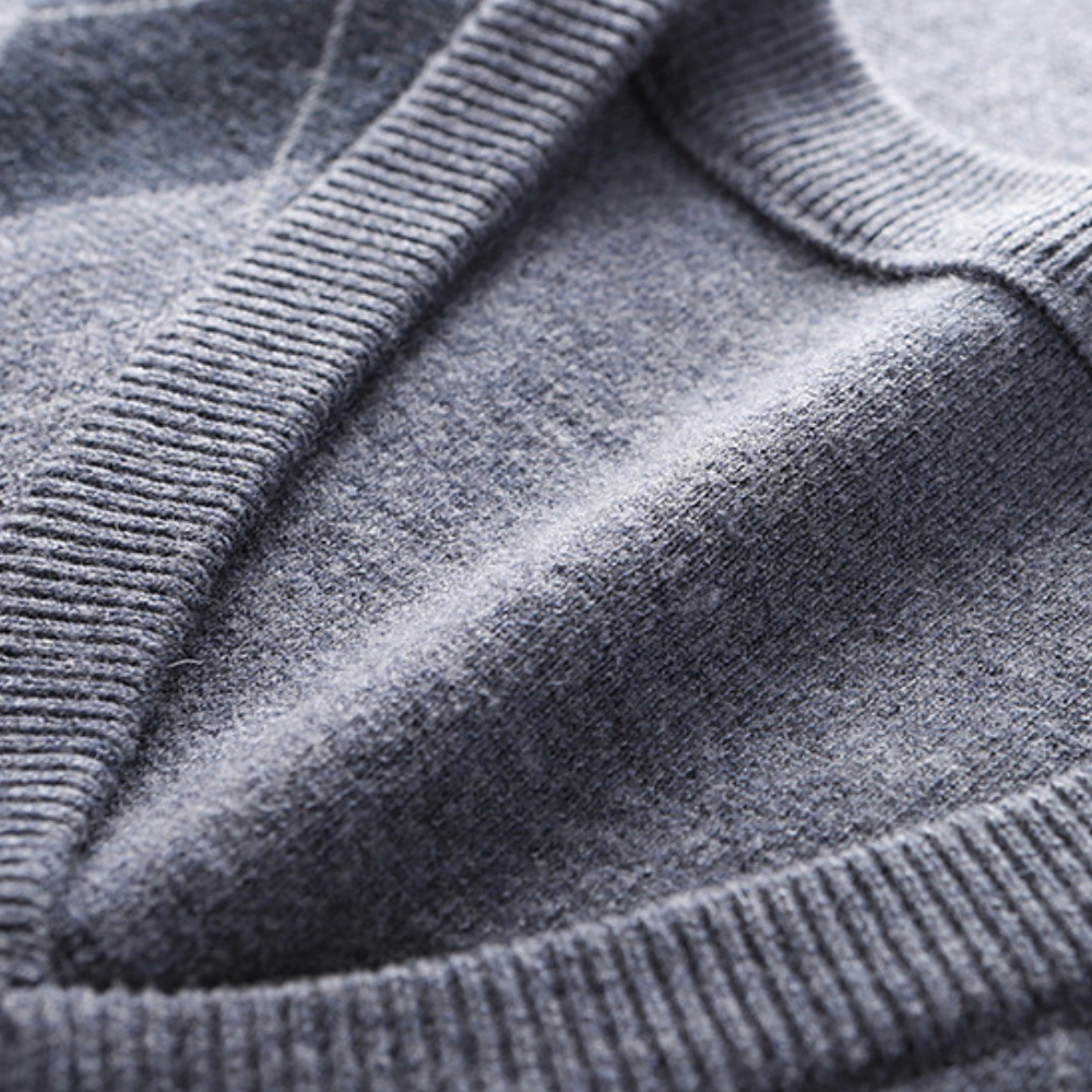 Praktisk ermeløs herresweater med v-hals. Ideell vest for enkel og elegant lag-på-lag styling i herremote.