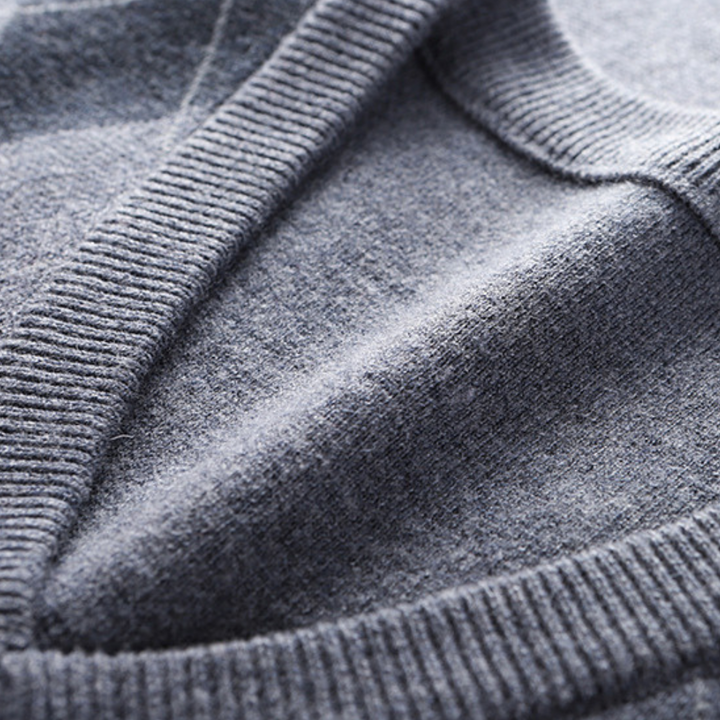 Praktisk ermeløs herresweater med v-hals. Ideell vest for enkel og elegant lag-på-lag styling i herremote.