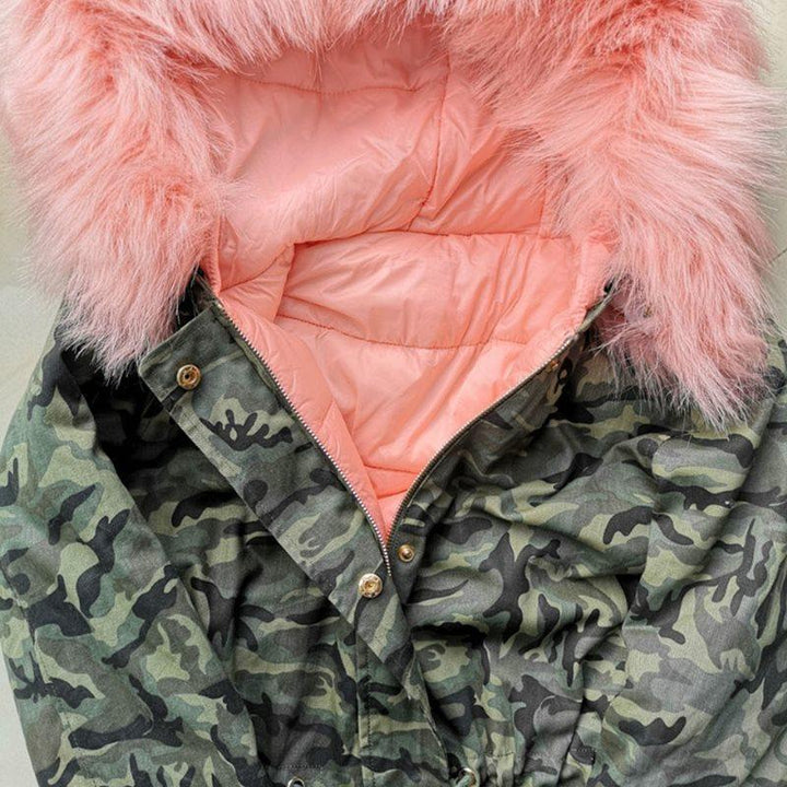 Varm og stilfull kamuflasjeparkas med snøring. Essential dameklær for vinteren.