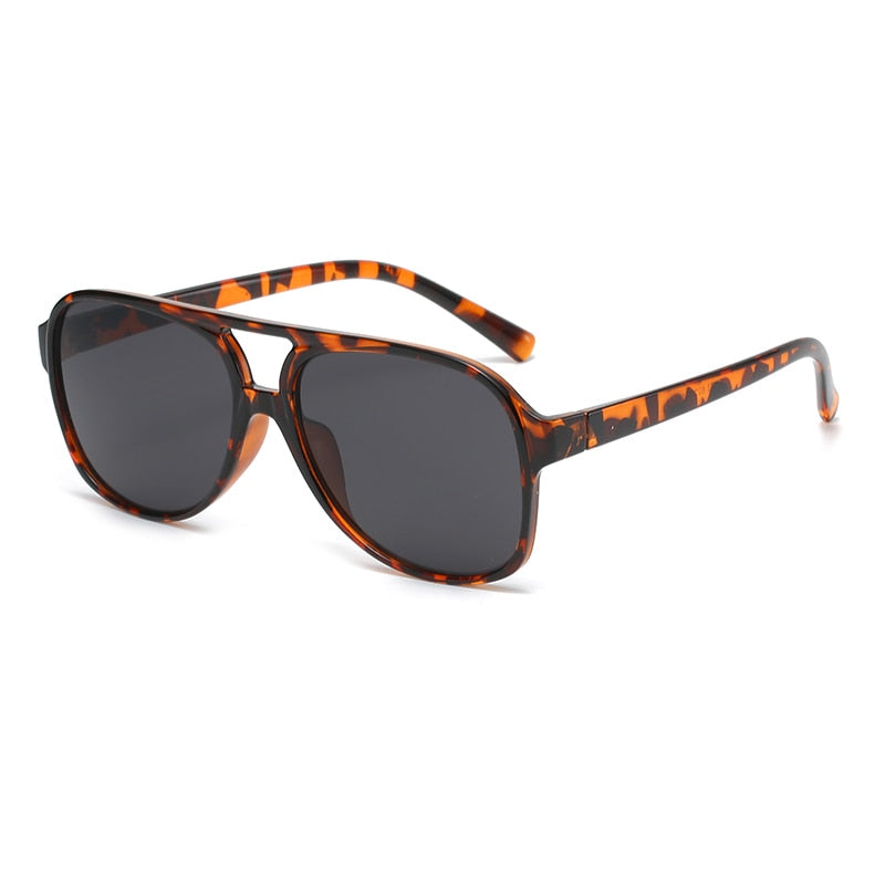 Unisex retro aviator solbriller for stil og UV400 beskyttelse mot solen.