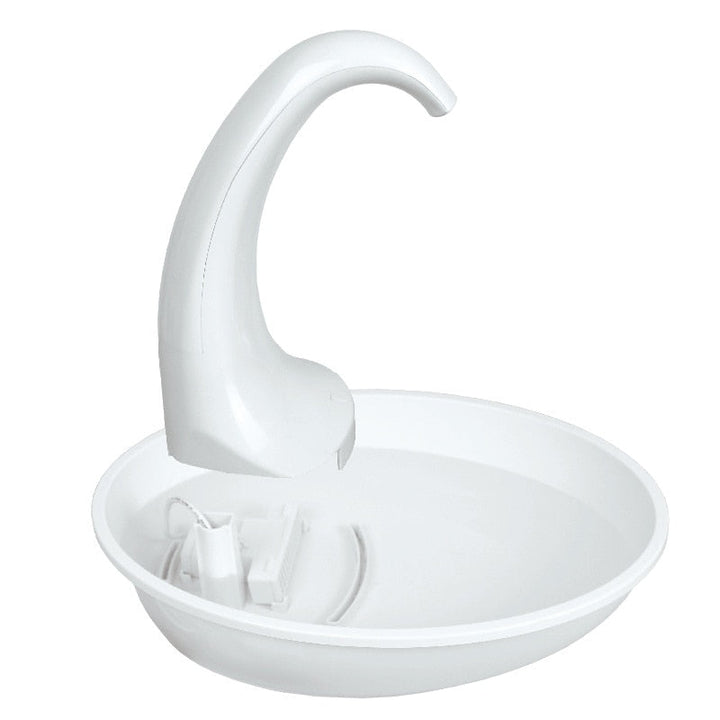 Hvit, moderne kattens drikkefontene med friskt, filtrert vannstrøm for optimal hydrering.