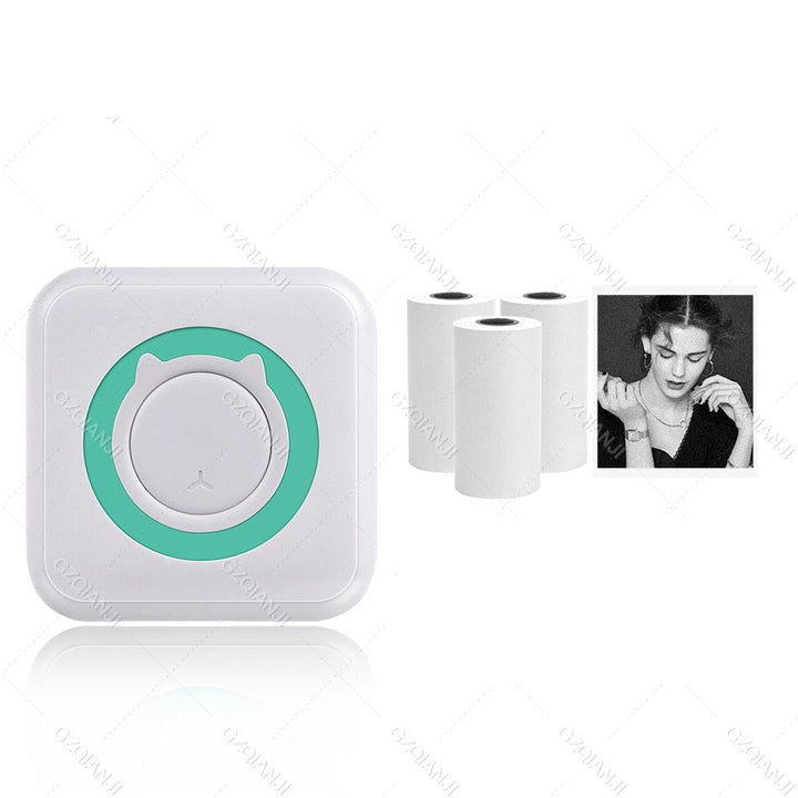Hvit lommeskriver med USB-lading. Bærbar gadget for mobil utskrift av bilder og etiketter overalt.