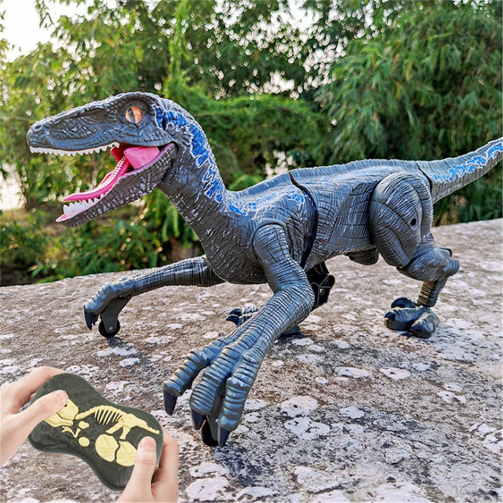 Fjernstyrt RC Velociraptor dinosaurleke i bevegelse, realistisk design. Perfekt for lek og moro for barn.