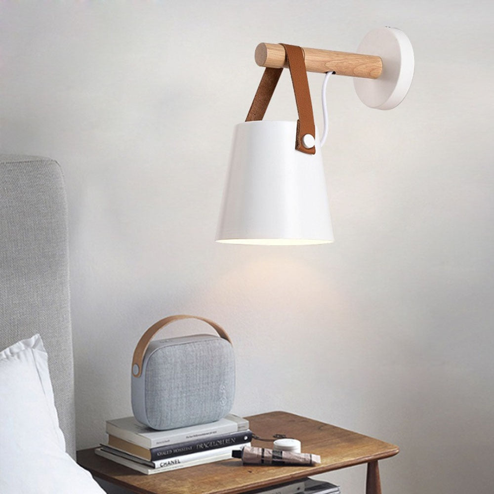 Nærbilde av nordisk trevegglampe med dimbar funksjon, fremhever materialets struktur.