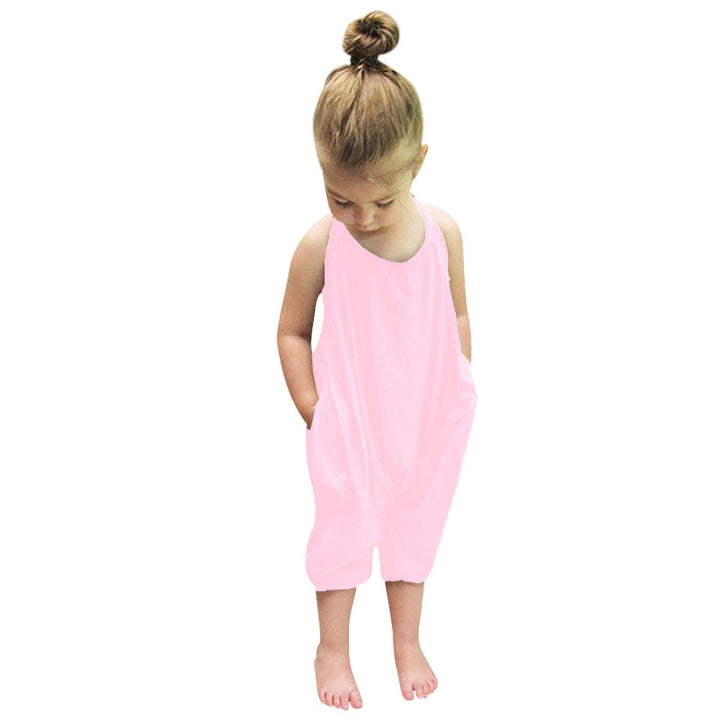Behagelig og trendy jente halter jumpsuit. Ensfarget lekeantrekk for barn, perfekt for sommerlek og hverdagsbruk.