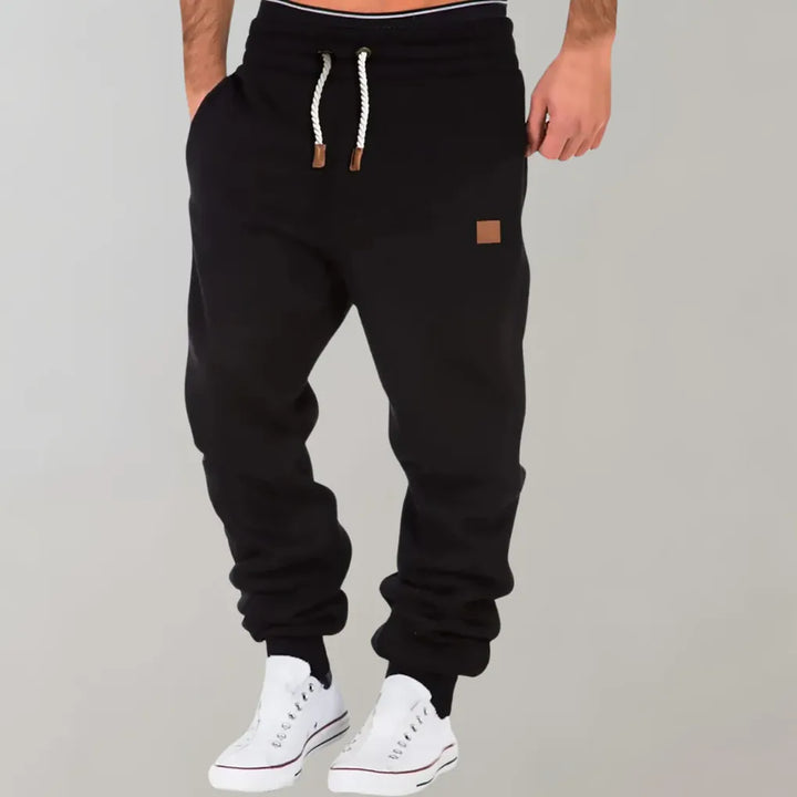 Stilfull herre jogger bukse i bomull, vist med t-skjorte, perfekt for en casual og avslappet hverdagsstil.