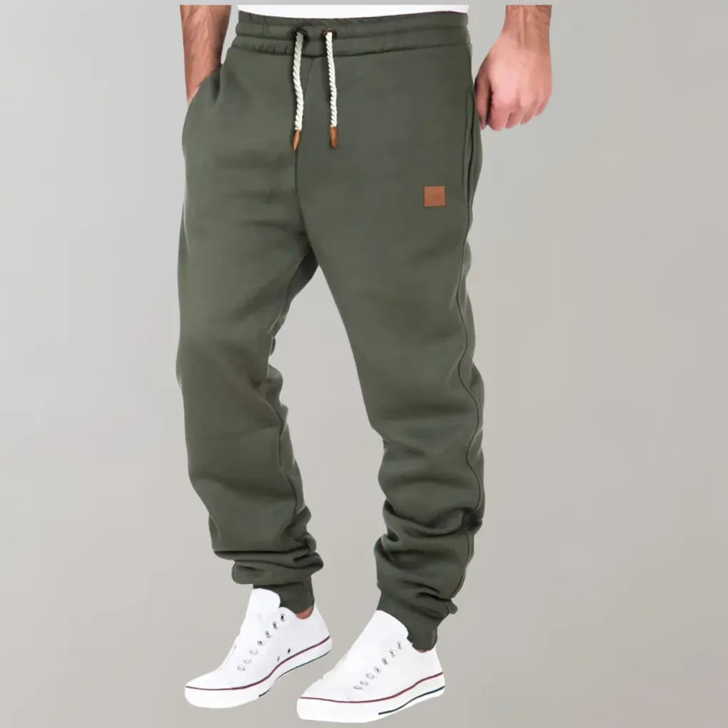 En allsidig herre joggebukse i bomull for avslappede dager hjemme eller en aktiv fritid. Perfekt komfortbukse.