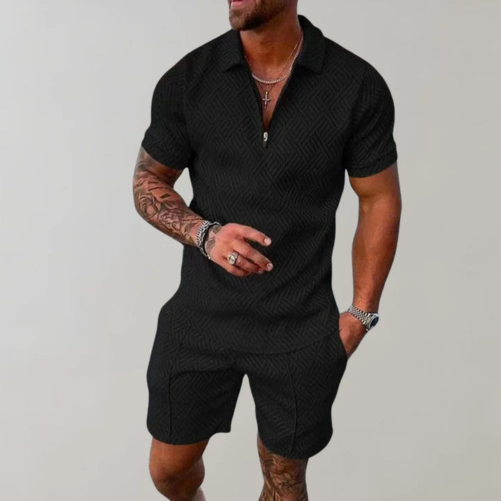 Nytt menns todelt sommersett. Trendy og lett for sommeren, med komfortabel skjorte og shorts i bomull.