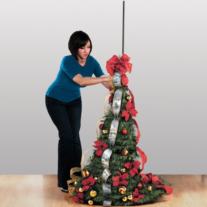 Vakkert ferdig dekorert kunstig juletre, perfekt for en enkel og stemningsfull juledekorasjon uten stress.