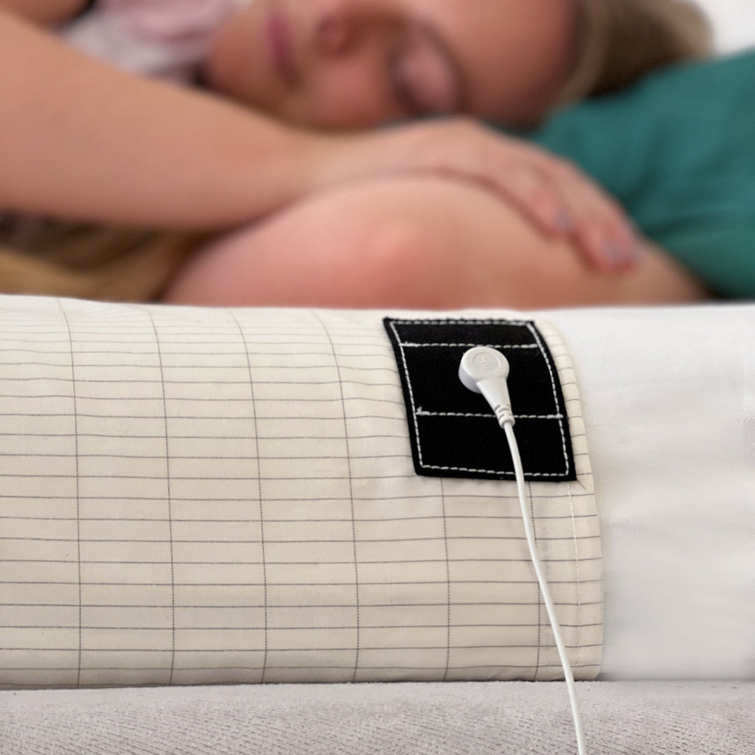 Jordende sengeteppe på enkeltseng, perfekt for individuell stressreduksjon og bedre helse.