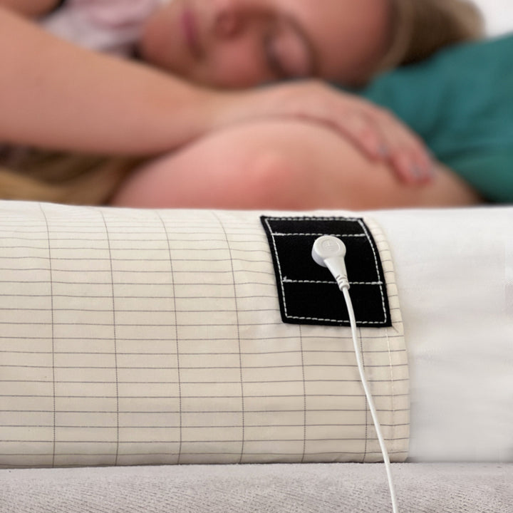 Jordende sengeteppe på enkeltseng, perfekt for individuell stressreduksjon og bedre helse.