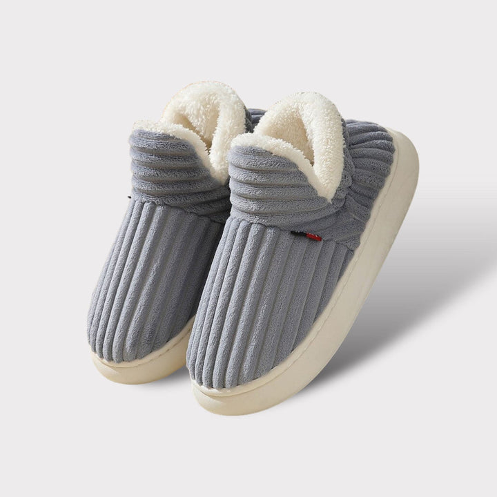Varme unisex tøfler med myk fuskepels og ergonomisk passform. Perfekte gaver for komfort og kos hele vinteren.