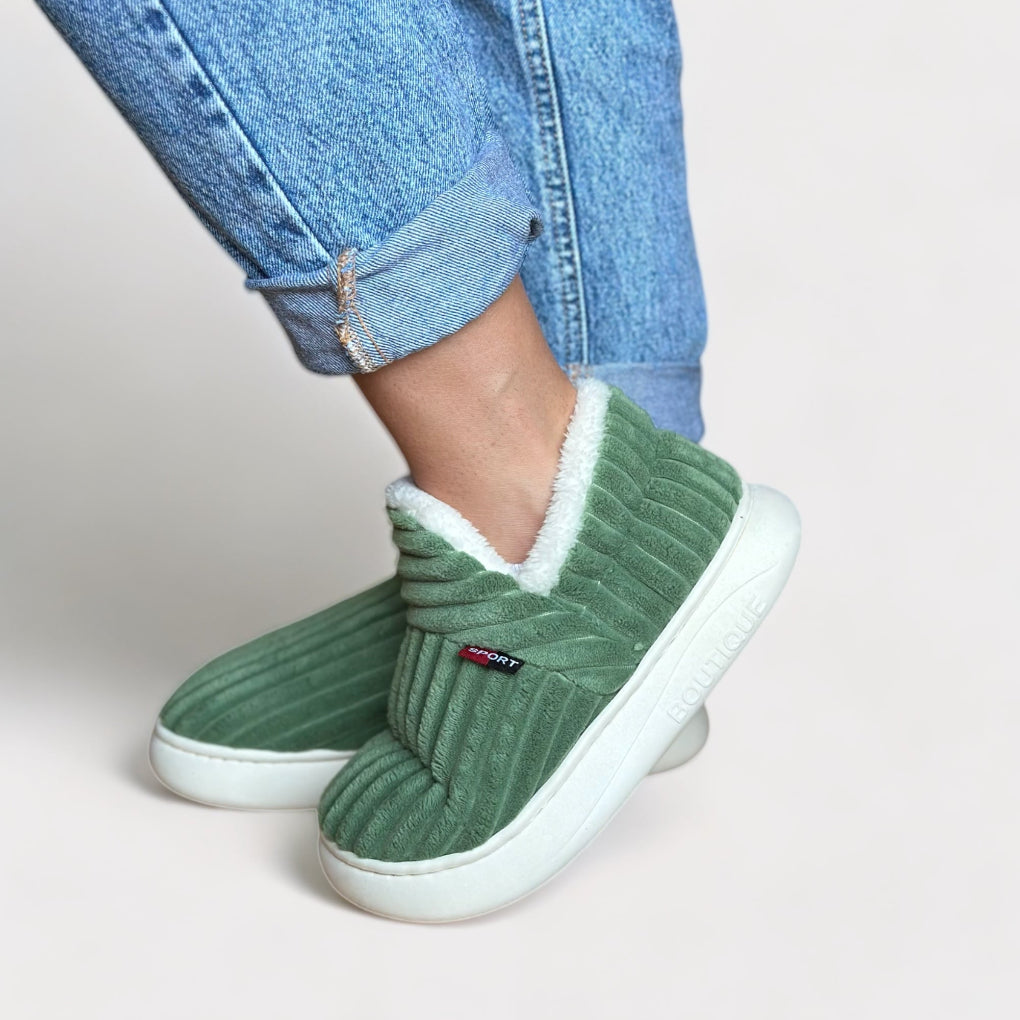 Unisex ultravarme pels-tøfler i myk fuskepels. Ergonomisk design for komfortable vinterdager.