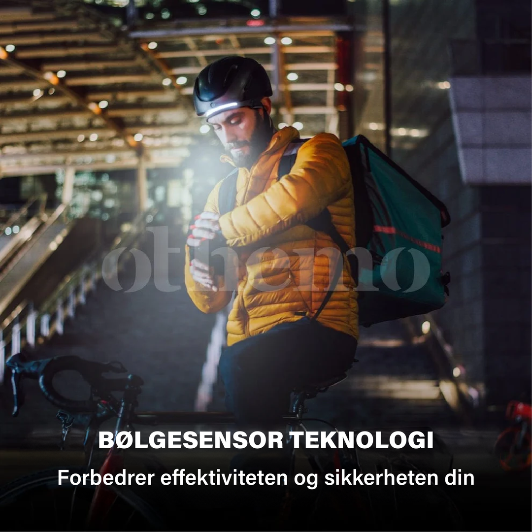 Othemo LED-hodelykt holdt i en hånd, fremhever lett og kompakt design for enkel håndfri bruk.