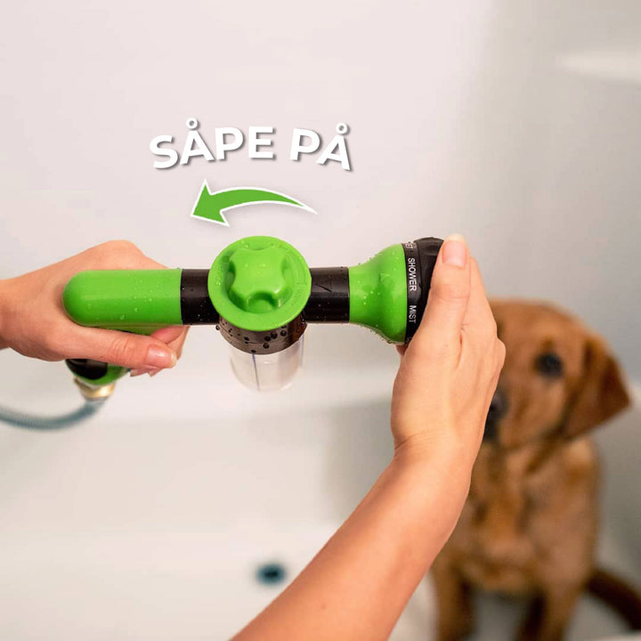 Hund vaskes utendørs med sjamposprayer, en allsidig hundevasker for enkel og rask hundepleie, rent kjæledyr.