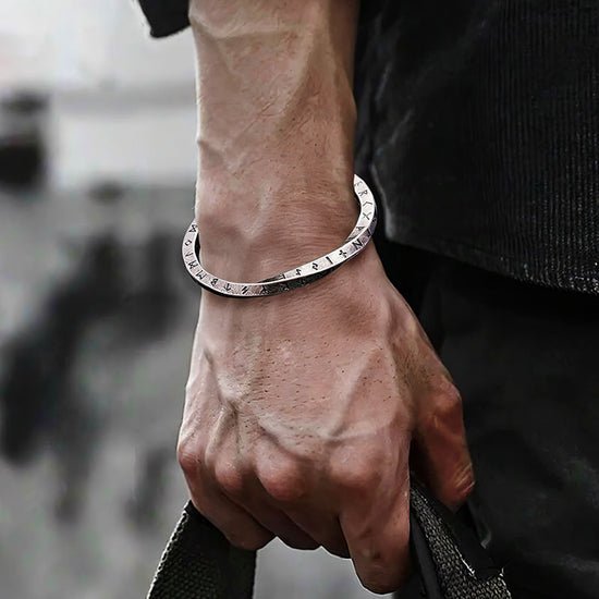 Unisex viking Mobius armbånd i stål med nordisk design og runer, et holdbart smykke fra fortiden.