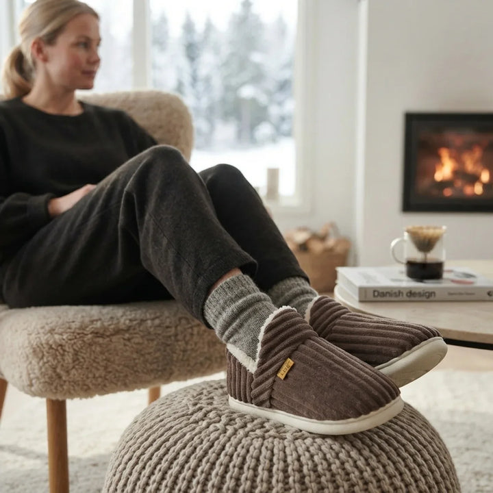 Varme slip-on tøfler med luksuriøst mykt fôr, perfekt for avslapning innendørs.
