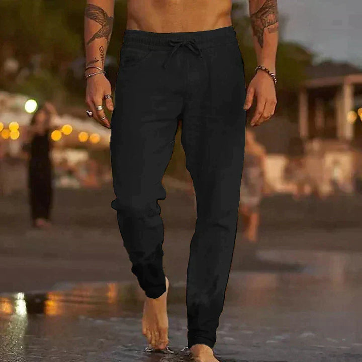 Sidevisning av lette fritidsbukser for menn, perfekt for strand og sommer med sin løse passform.