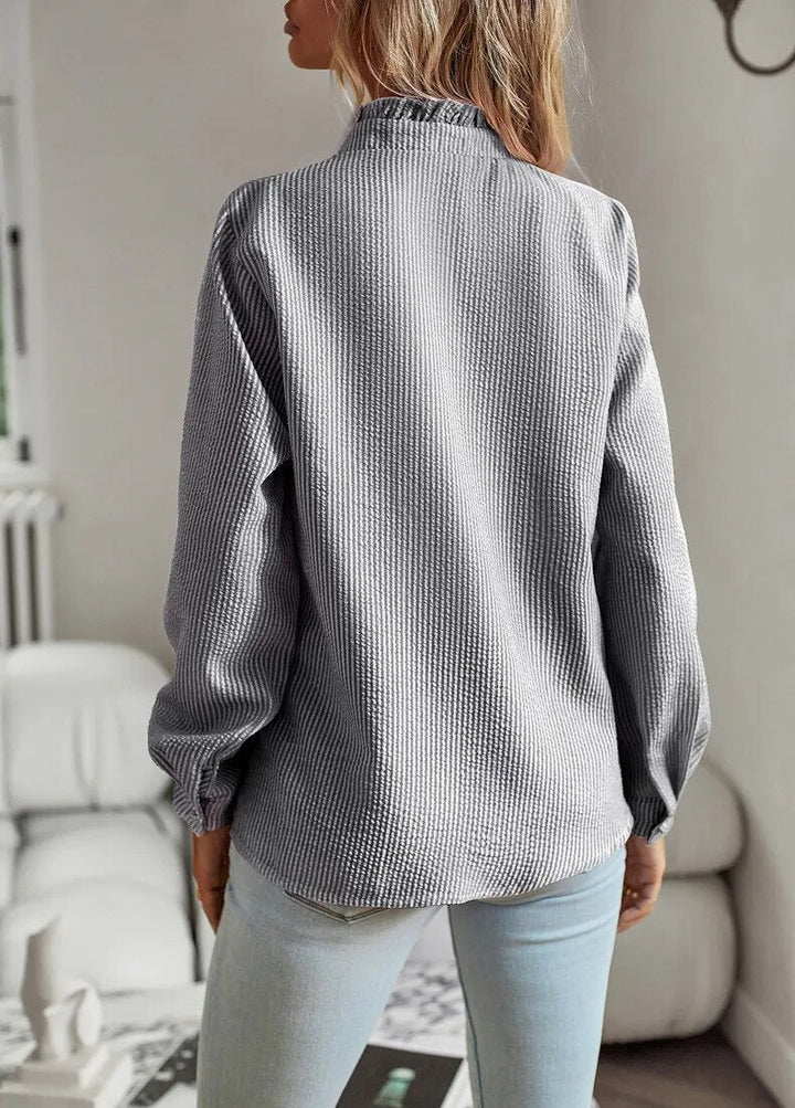 Myk rynket topp med knapper for dame. Allsidig bluse som passer til både jobb og fritid.