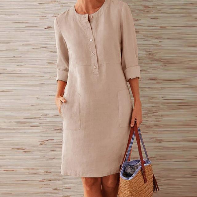 Modell i elegant lett midi kjole, perfekt for både fest og hverdag. Komfortabel sommerkjole med tidløs design.