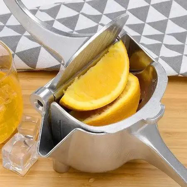 Aluminium fruktpresse for enkel manuell juice av sitron, lime og appelsiner.
