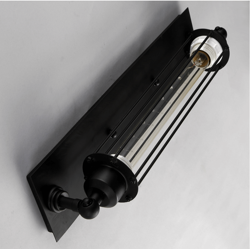 Elegant vintage vegglampe for soverom; metallkonstruksjon, gir mykt lys, perfekt for avslappende stemning.