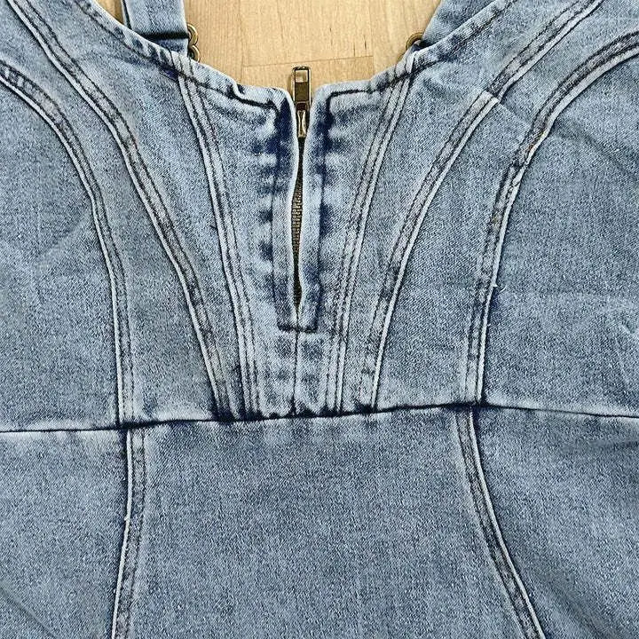 Trendy blå stroppeløs denimkjole for dame, perfekt som sommerkjole og festkjole.