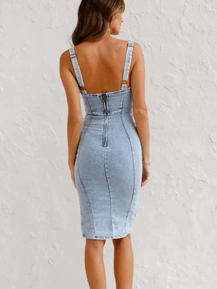 Justerbar stroppeløs damekjole i denim, komfortabel og flatterende for sommerdager.